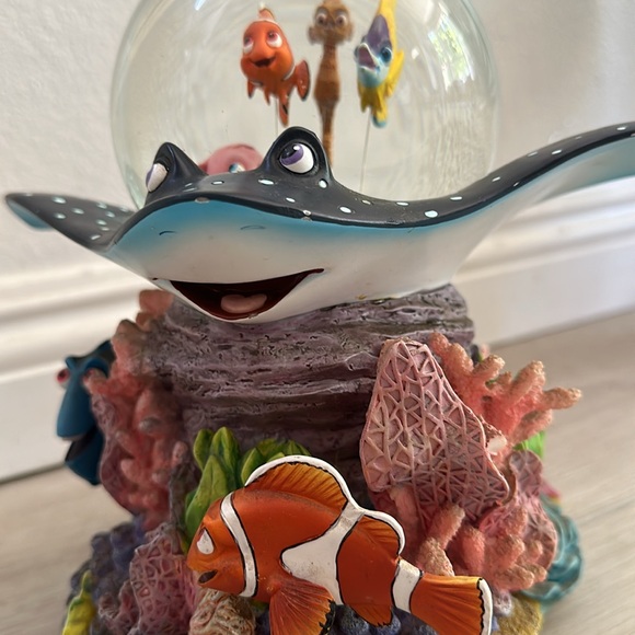 Finding Nemo Disney store snow globe with music box - Picture 3 of 6